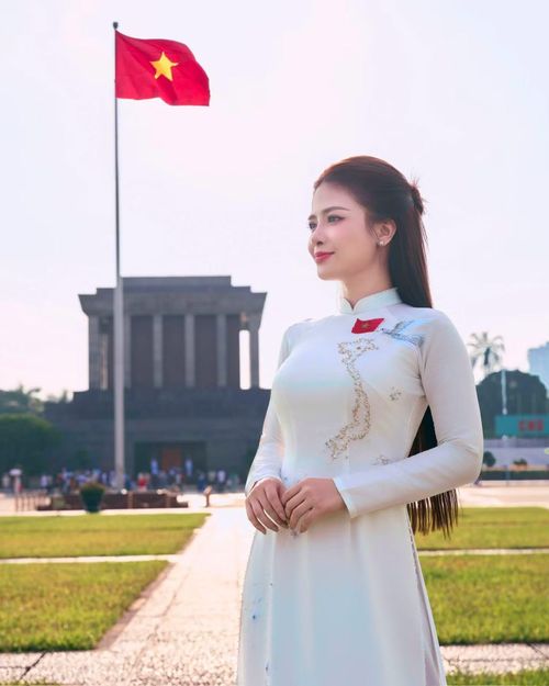 Dương Hoàng Yến đăng ảnh trước Lăng Bác cùng lời nhắn: “Trái tim bồi hồi nhìn Tổ quốc trong ánh mặt trời. Chào mừng 81 năm Quốc khánh nước Cộng hòa xã hội chủ nghĩa Việt Nam”.