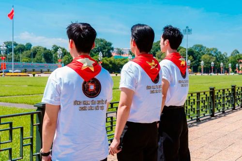  Tuấn Trần cùng ê-kíp Hộ linh tráng sĩ chụp ảnh lưu niệm trước Lăng Bác trong những ngày đoàn phim giao lưu tại Hà Nội. Nam diễn viên viết: “Một ngày thật đặc biệt và đầy biết ơn. Nhân ngày Quốc khánh 2/9, chúng con được đến viếng Lăng Bác”. Hộ linh tráng sĩ là một trong những phim Việt được chú ý trong mùa phim dịp 2/9, là tác phẩm huyền sử Việt đầu tiên được giới thiệu ở định dạng IMAX. 