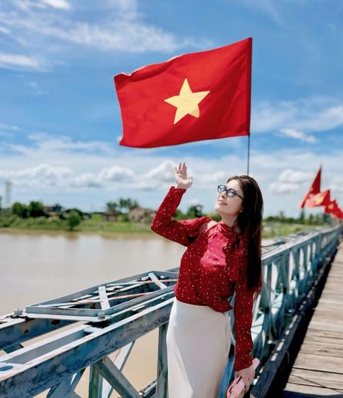 Đào Kim Oanh đăng tải hình ảnh bên cầu Hiền Lương, địa danh gắn với một thời kỳ lịch sử chia cắt của đất nước. Nữ diễn viên bày tỏ lòng biết ơn đối với “toàn Quân và Nhân dân Việt Nam” vì đã cho cô được sống và cống hiến trên mảnh đất độc lập, tự do.