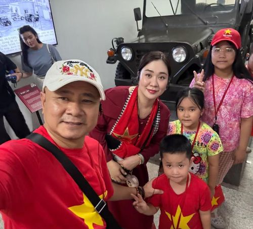 Gia đình NSND Tự Long tham quan bảo tàng dịp Quốc khánh 2/9.