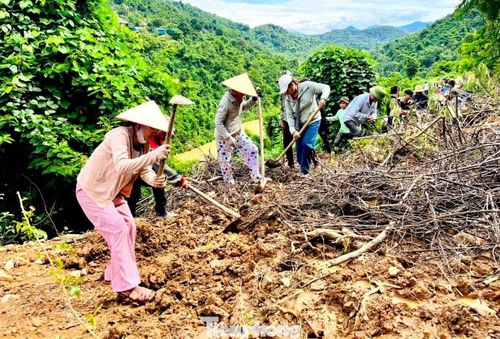 Hàng trăm người mang theo các dụng cụ có mặt tại những điểm bị sạt lở để thông lại đường.