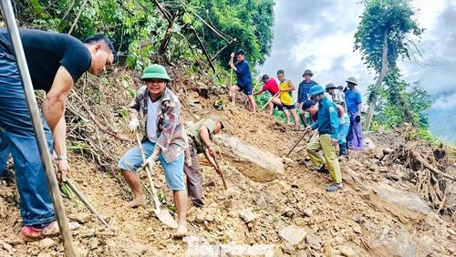 Bộ đội, công an, dân quân tự vệ, đoàn viên thanh niên cùng bà con chia nhau từng phần việc, tạo nên không khí lao động khẩn trương trên con đường vùng cao.