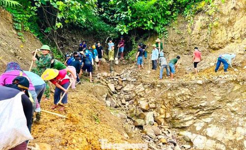 Không trông chờ hoàn toàn vào lực lượng chức năng, người dân 5 bản cùng chính quyền địa phương đã phát động ra quân khắc phục hậu quả mưa lũ.