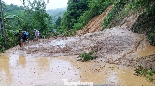 Mưa lớn kéo dài những ngày cuối tháng 8 đã khiến đường từ bản Lạ vào các bản Đửa, Minh Tiến, Minh Thành và Chẳm Puông của xã Lượng Minh (Nghệ An) bị sạt lở nhiều điểm. Đất đá từ ta luy dương tràn xuống, cây cối đổ ngổn ngang, bùn đất phủ kín mặt đường, khiến việc đi lại của người dân gặp nhiều khó khăn.