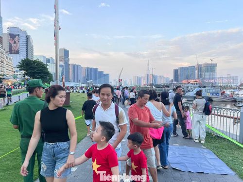 Khu vực đường Tôn Đức Thắng, Nguyễn Huệ... bên bờ sông Sài Gòn, nhiều gia đình đã đến sớm dành chỗ đẹp chờ xem pháo hoa. Đây là vị trí có góc nhìn rộng, có thể xem màn bắn pháo hoa tầm cao diễn ra lúc 21h rất thuận lợi.