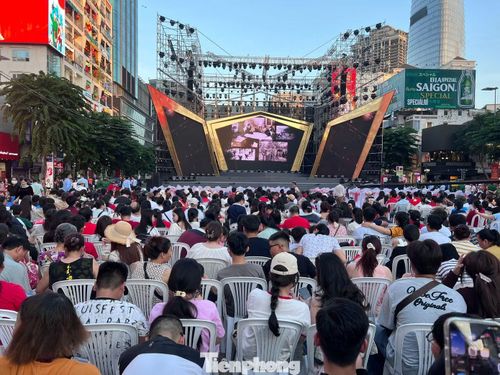 Người dân ngồi chờ xem chương trình biểu diễn nghệ thuật từ rất sớm.