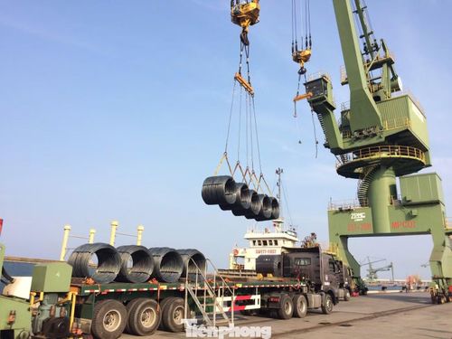 Hoạt động bốc dỡ hàng hóa tại cảng nước sâu Sơn Dương, phục vụ chuỗi sản xuất và logistics của Khu kinh tế Vũng Áng.