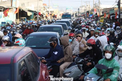 Dù lực lượng chức năng liên tục điều tiết, lượng xe từ hướng Đồng Nai và khu vực Vũng Tàu đổ về TPHCM tăng mạnh khiến tình trạng ùn ứ vẫn kéo dài.