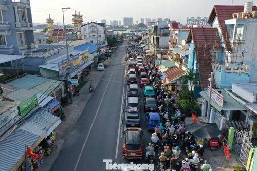 Từ khoảng 17h, lượng phương tiện từ hướng Đồng Nai về phà Cát Lái ngày càng đông. Trong khi đó, chiều ngược lại tương đối thông thoáng. Hàng dài ô tô, xe máy nối đuôi nhau trên đường dẫn vào bến phà.
