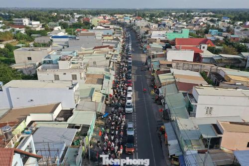 Dòng xe ùn ứ kéo dài hàng kilomet trước phà Cát Lái, nhìn từ trên cao cho thấy lượng phương tiện dồn về TPHCM rất đông.