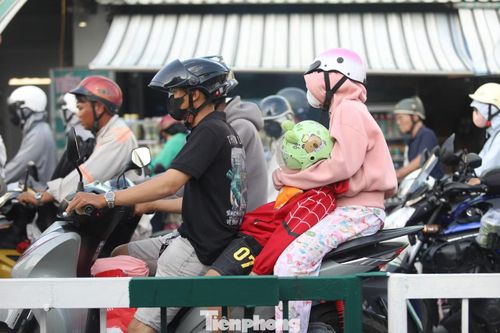 Nhiều em nhỏ mệt mỏi, ngủ gật trên xe khi phải chờ đợi hàng giờ vẫn chưa thể qua phà.