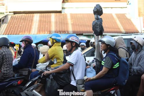 Nhiều người dân lỉnh kỉnh đồ đạc, hành lý trên xe, kiên nhẫn chờ qua phà Cát Lái để trở lại TPHCM sau kỳ nghỉ lễ.