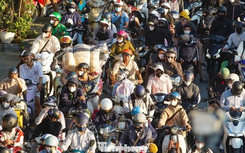 Tại cửa ngõ phía Nam, trên trục Ngọc Hồi - Giải Phóng, nhiều người trở lại Hà Nội bằng xe máy, mang theo balô, túi đồ và hành lý sau kỳ nghỉ lễ.