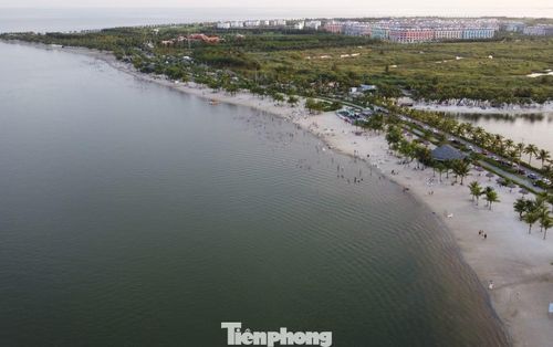 Bãi tắm nhân tạo tại Đồ Sơn có chiều dài gần 2km. Vào các dịp nghỉ lễ, nghỉ hè, bãi tắm này cũng thu hút lượng lớn khách du lịch. Tuy nhiên, yếu tố sóng biển, nước đục và lối vào độc đạo nhỏ hẹp làm giảm sức hút.
