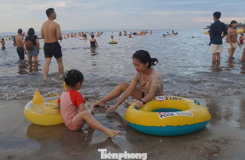 Nhiều năm nay, nước biển tại bãi tắm khu 2 Đồ Sơn đục, màu đỏ hồng do ảnh hưởng bởi phù sa sông. Tuy nhiên, bãi tắm này vẫn thu hút lượng khách lớn mỗi dịp nghỉ lễ, nghỉ hè.