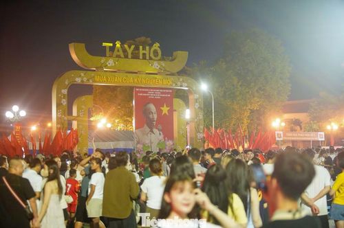  Tại Hồ Tây, lượng người đổ về các tuyến đường ven hồ cũng tăng nhanh trước giờ bắn pháo hoa. 
