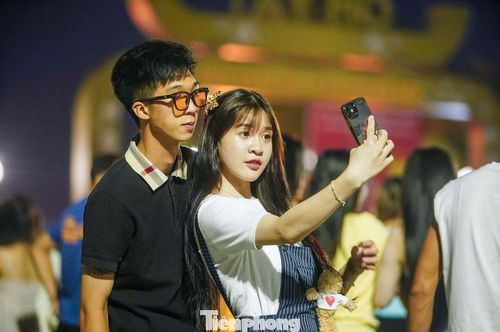 Các cặp đôi đến từ sớm, tranh thủ dạo quanh hồ, chụp ảnh trước khi tìm chỗ ngồi chờ pháo hoa.