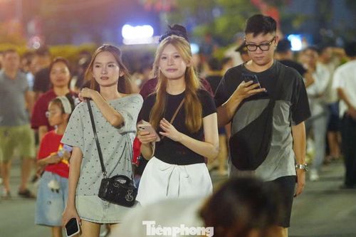 Nhiều bạn trẻ mang theo máy ảnh, điện thoại và các thiết bị ghi hình để lưu lại khoảnh khắc trong đêm Quốc khánh.