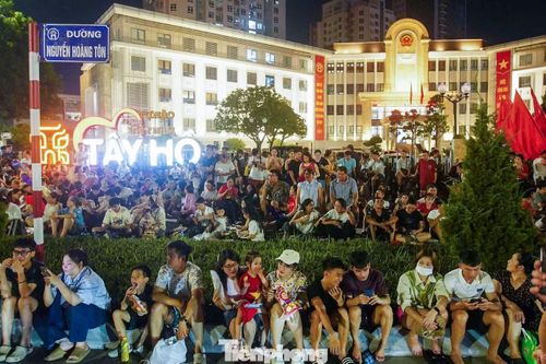 Hà Nội trước giờ khai màn pháo hoa mang không khí của một lễ hội lớn, khi hàng nghìn người cùng hướng về bầu trời Thủ đô và chờ đợi khoảnh khắc đặc biệt trong đêm Quốc khánh 2/9.