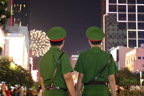 Hai chiến sĩ công an làm nhiệm vụ trong đêm Quốc khánh tại Phố đi bộ Nguyễn Huệ. Ảnh: Ngô Tùng