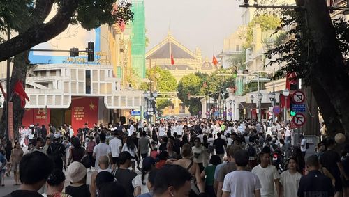 Khu vực Hồ Gươm luôn đông kín người trong 5 ngày nghỉ lễ.