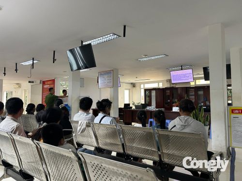 Biết Công an làm việc xuyên lễ, đông đảo người dân đã đến Trung tâm phục vụ hành chính công để làm thủ tục cấp căn cước.