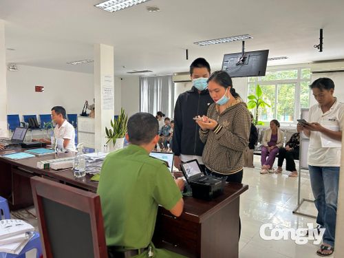 Cán bộ Công an hướng dẫn người làm các thủ tục liên quan.