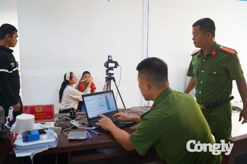 Cán bộ phòng PC 06 chụp ảnh để làm căn cước cho công dân đủ tuổi.