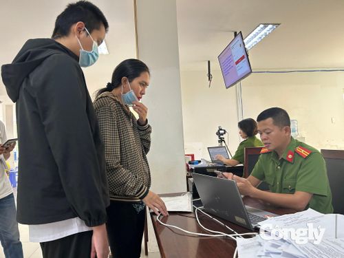 Cán bộ Công an phòng PC 06 hướng dẫn người dân làm thủ tục cấp căn cước.