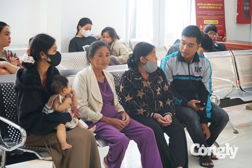 Bà Đào Thị Xuân Phương (thứ 2 từ trái qua phải) đến làm thủ tục cấp lại căn cước.