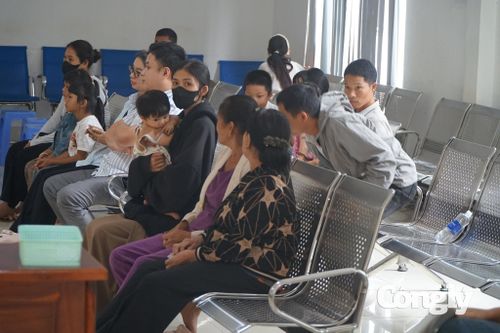 Người dân có mặt từ sớm để làm thủ tục cấp căn cước.
