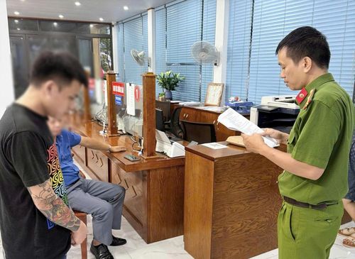 Công an xã Tiền Hải tiến hành test ma túy đối với 2 đối tượng đều dương tính với ma túy. (Ảnh: CAHY).