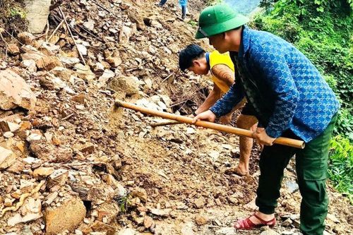 Người dân mang cuốc, xẻng tham gia khắc phục các điểm sạt lở trong những ngày nghỉ lễ Quốc khánh.