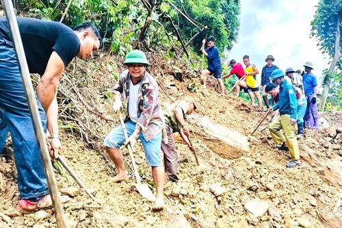 Sự chung sức của cộng đồng giúp tuyến đường đến trường của học sinh từng bước được khơi thông.