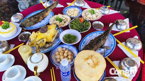 Mâm cơm quê mang theo hương vị của cuộc sống thường ngày, chứa đựng sự chăm chút và tình cảm chân thành được người dân thành kính dâng lên Người
