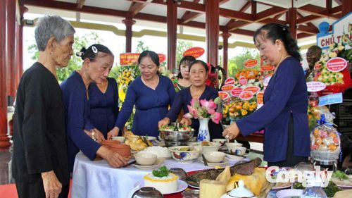 Các thành viên trong Câu lạc bộ thắp hương Đền thờ Bác Hồ tại xã Châu Thới (Ảnh: Thanh Mong)