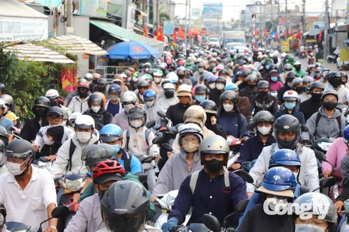 Đội nắng chờ qua phà Cát Lái.