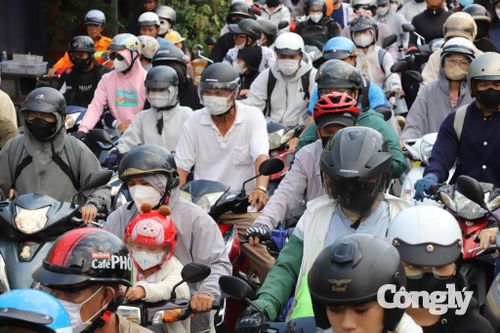 Dòng người nối đuôi nhau quay trở lại TP.HCM.