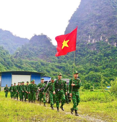Lá cờ đỏ trong tim mỗi người dân Việt Nam