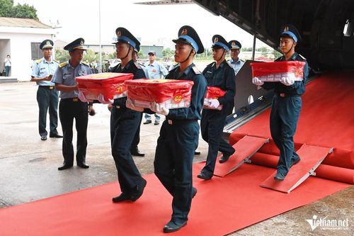 Nghi thức đưa 7.104 mẫu sinh phẩm xuống máy bay CASA-295. Ảnh: Kiều Oanh