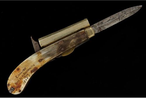 Dao kết hợp với súng. Ảnh: Pitt Rivers Museum