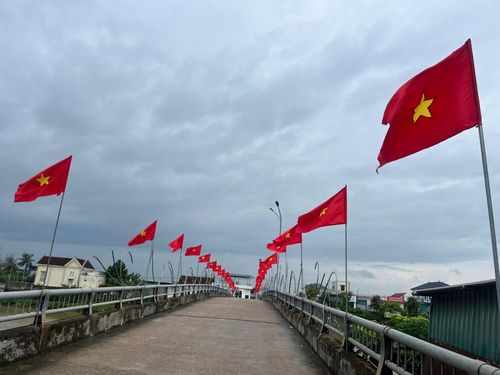 Sắc thắm Quốc kỳ tung bay mừng ngày Quốc khánh ở xã miền biển Đức Châu. Ảnh: CSCC