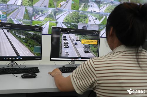 Lực lượng tập trung kiểm soát tại những vị trí có tổ chức giao thông bằng biển báo và vạch kẻ. Ảnh: Đình Hiếu