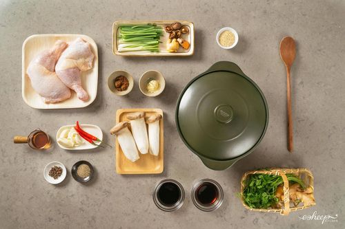 Nguyên liệu làm món gà hấp nấm khá đơn giản, không quá cầu kỳ. Ảnh: Esheep Kitchen