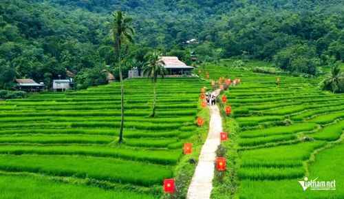 Một góc bản Bút, xã Nam Xuân. Tại xã Nam Xuân, những lá cờ Tổ quốc nối dài trên các tuyến đường, hòa cùng màu xanh của núi rừng, thửa ruộng và những nếp nhà của đồng bào các dân tộc. 