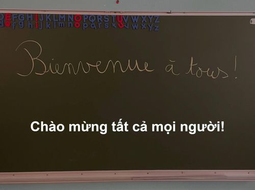 Dòng chữ viết bằng phấn có nghĩa “Chào mừng tất cả mọi người!” trên tấm bảng trong ngày khai giảng tại một trường mầm non ở Paris, Pháp. Ảnh: TGCC