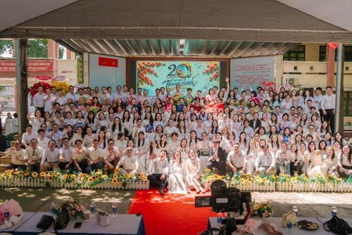 Tập thể cựu học sinh khóa học 2003 – 2006 tri ân các thế hệ giáo viên