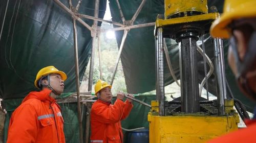 Với trữ lượng xác định khoảng 300 tấn và tiềm năng lên tới hơn 1.000 tấn ở độ sâu 3.000m, mỏ Vạn Cổ đang thu hút sự chú ý của giới khai khoáng Trung Quốc. Ảnh: Baidu