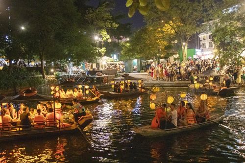 Việc mở rộng các hoạt động vui chơi và kinh tế đêm giúp du khách có thêm lựa chọn ngoài các chuyến tham quan danh thắng, đồng thời tăng chi tiêu tại điểm đến tại Ninh Bình.