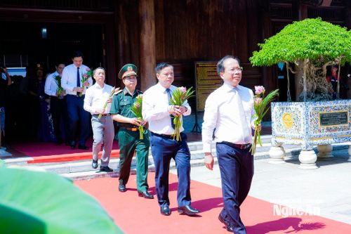 Các đại biểu dâng hoa lên anh linh Chủ tịch Hồ Chí Minh Ảnh: Phạm Bằng